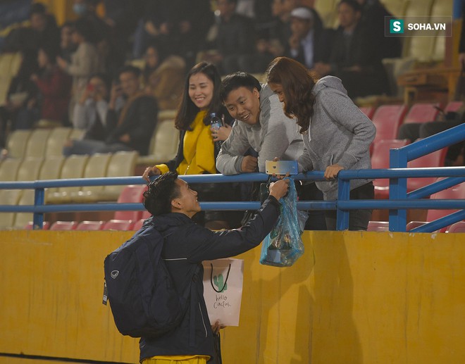 Sao U23 Việt Nam ôm bim bim chạy trốn fan nữ - Ảnh 5.
