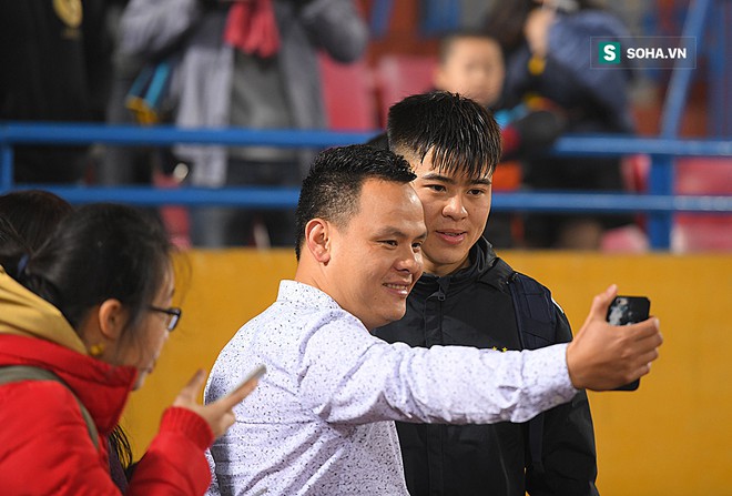 Sao U23 Việt Nam ôm bim bim chạy trốn fan nữ - Ảnh 14.