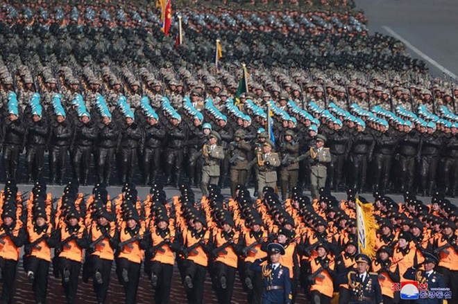 Ảnh: Những trang phục đặc biệt xuất hiện trong lễ diễu binh Triều Tiên - Ảnh 16.