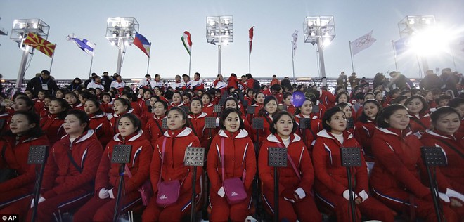 [ẢNH] Dàn cổ động viên Triều Tiên xinh đẹp rực đỏ, đốt cháy giá lạnh Olympic Mùa đông - Ảnh 3.