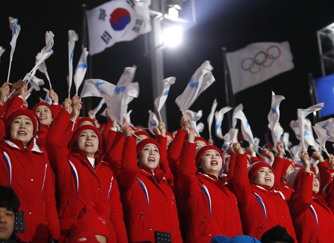 [ẢNH] Dàn cổ động viên Triều Tiên xinh đẹp rực đỏ, đốt cháy giá lạnh Olympic Mùa đông - Ảnh 4.