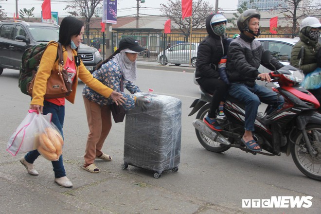 Đẩy vali cho khách kiếm tiền triệu mỗi ngày ở bến xe Giáp Bát - Ảnh 2.