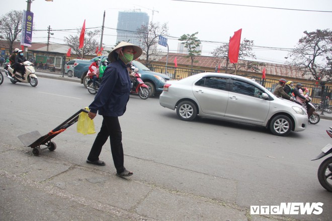 Đẩy vali cho khách kiếm tiền triệu mỗi ngày ở bến xe Giáp Bát - Ảnh 11.