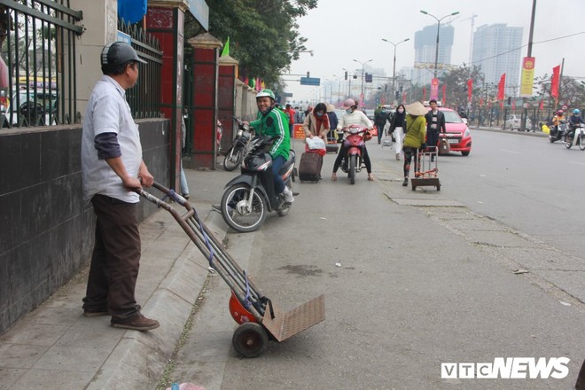 Đẩy vali cho khách kiếm tiền triệu mỗi ngày ở bến xe Giáp Bát - Ảnh 12.