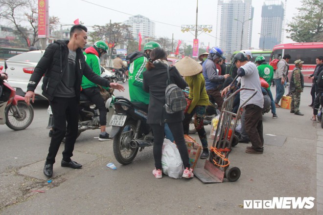 Đẩy vali cho khách kiếm tiền triệu mỗi ngày ở bến xe Giáp Bát - Ảnh 14.