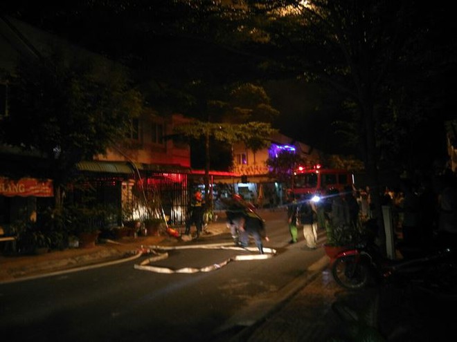 Ngôi nhà bốc cháy trong đêm khiến khu dân cư náo loạn - Ảnh 2.