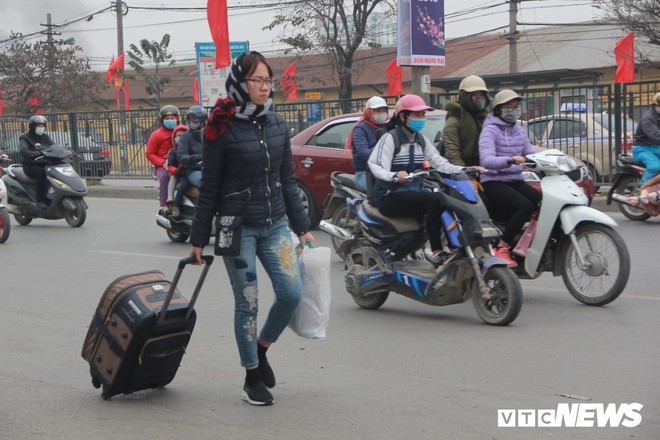 Đẩy vali cho khách kiếm tiền triệu mỗi ngày ở bến xe Giáp Bát - Ảnh 6.