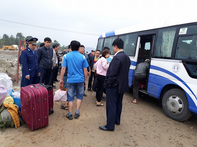 Hiện trường xe chở công nhân từ Sài Gòn về quê ăn tết gặp nạn, 2 người tử vong - Ảnh 8.