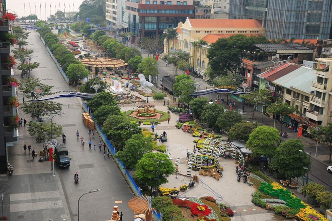 Cận cảnh bầy chó lắc lư cao 2m trên đường hoa Tết Sài Gòn  - Ảnh 3.