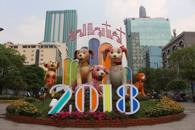 Cận cảnh bầy chó lắc lư cao 2m trên đường hoa Tết Sài Gòn  - Ảnh 2.
