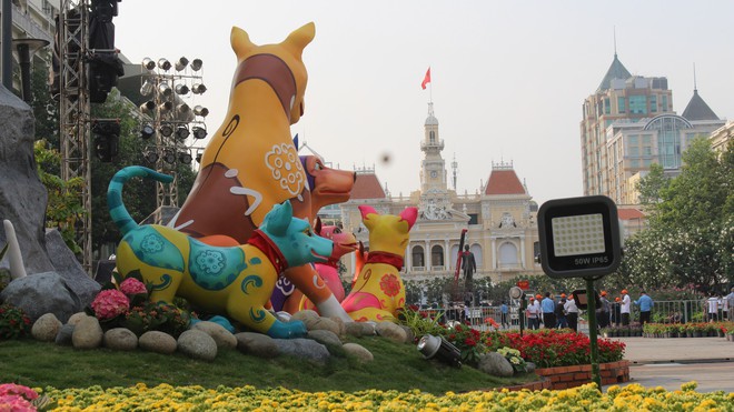 Cận cảnh bầy chó lắc lư cao 2m trên đường hoa Tết Sài Gòn  - Ảnh 8.
