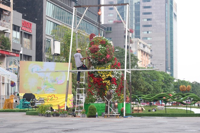 Cận cảnh bầy chó lắc lư cao 2m trên đường hoa Tết Sài Gòn  - Ảnh 10.