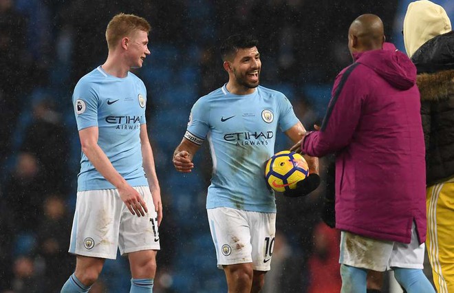 Aguero: Đá với De Bruyne, cứ chạm bóng là ghi bàn. Guardiola: ‘De Bruyne là ứng viên QBV’ - Ảnh 2.