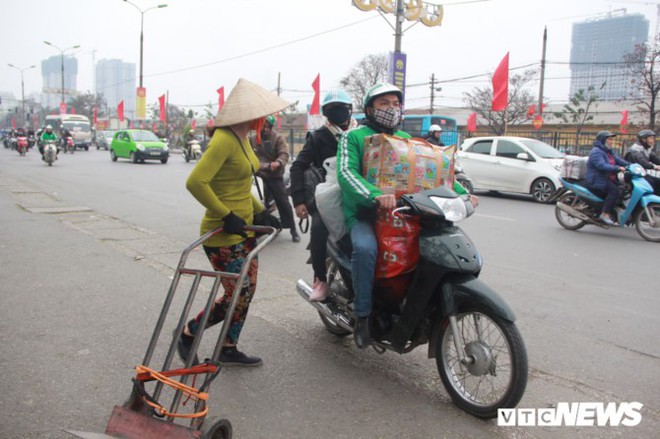 Đẩy vali cho khách kiếm tiền triệu mỗi ngày ở bến xe Giáp Bát - Ảnh 6.