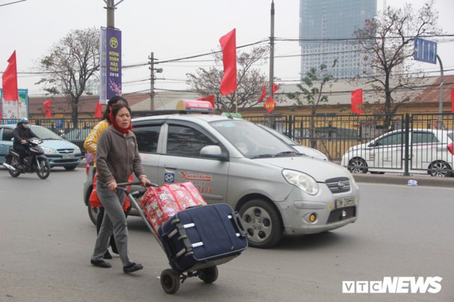 Đẩy vali cho khách kiếm tiền triệu mỗi ngày ở bến xe Giáp Bát - Ảnh 8.