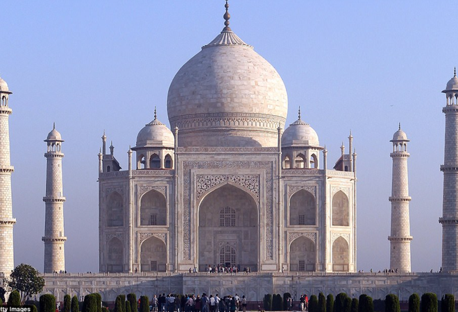 Lăng Taj Mahal biểu tượng của Ấn Độ đã chuyển thành màu vàng vì một lý do cực kỳ đáng ngại - Ảnh 1.