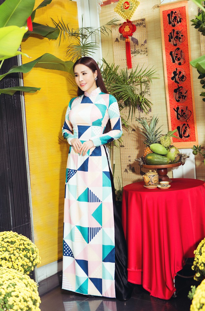 Hoa hậu Hoàng Dung thướt tha trong tà áo dài Tết - Ảnh 2.