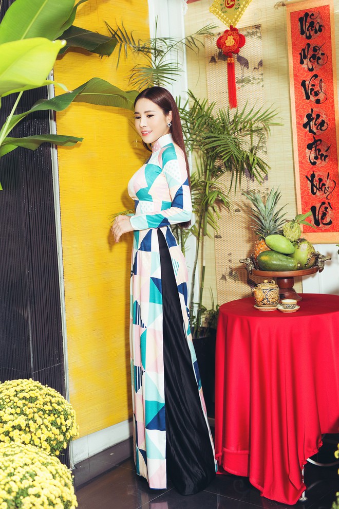 Hoa hậu Hoàng Dung thướt tha trong tà áo dài Tết - Ảnh 1.