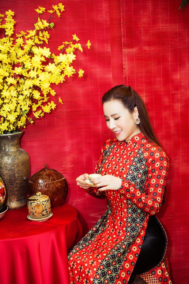 Hoa hậu Hoàng Dung thướt tha trong tà áo dài Tết - Ảnh 6.