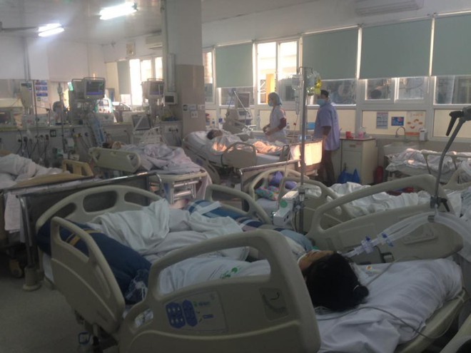 Cận Tết, Bệnh viện Bạch Mai vỡ trận, bác sĩ kiệt sức vì cấp cứu - Ảnh 2.