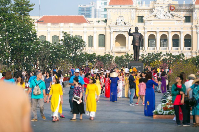 Ngày đầu tiên của kỳ nghỉ Tết âm lịch: Mặc trời nắng nóng, hàng trăm người dân ở Sài Gòn vẫn kéo nhau lên phố chụp ảnh - Ảnh 11.