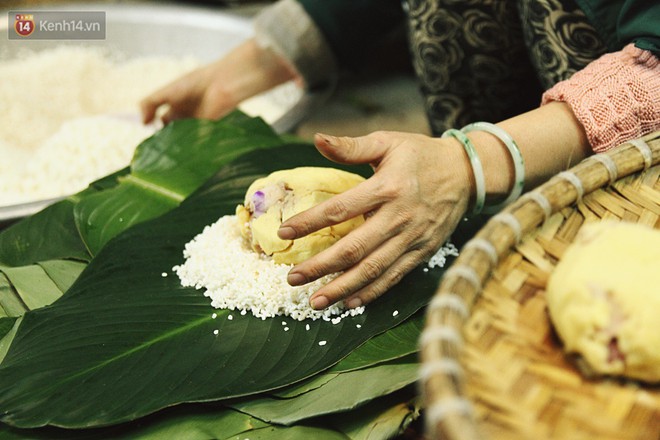 Chùm ảnh: Làng bánh chưng Tranh Khúc tất bật những ngày giáp Tết truyền thống - Ảnh 12.