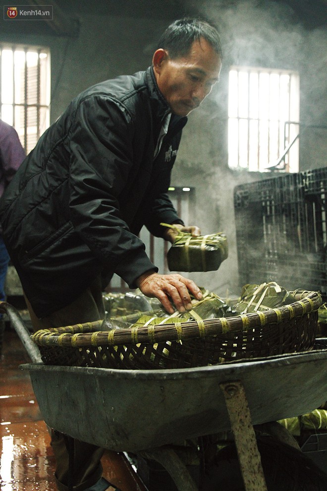 Chùm ảnh: Làng bánh chưng Tranh Khúc tất bật những ngày giáp Tết truyền thống - Ảnh 17.