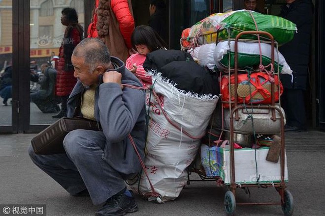 Cha già âm thầm vác 2 tạ quà quê, đi hơn 400km để đoàn tụ với vợ con - Ảnh 3.