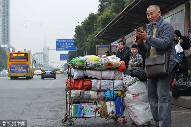 Cha già âm thầm vác 2 tạ quà quê, đi hơn 400km để đoàn tụ với vợ con - Ảnh 4.