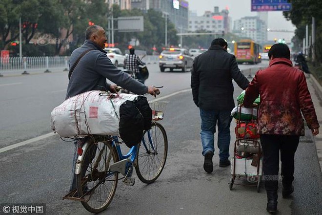 Cha già âm thầm vác 2 tạ quà quê, đi hơn 400km để đoàn tụ với vợ con - Ảnh 8.