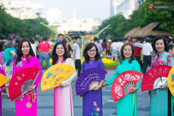 Ngày đầu tiên của kỳ nghỉ Tết âm lịch: Mặc trời nắng nóng, hàng trăm người dân ở Sài Gòn vẫn kéo nhau lên phố chụp ảnh - Ảnh 9.