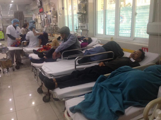 Cận Tết, Bệnh viện Bạch Mai vỡ trận, bác sĩ kiệt sức vì cấp cứu - Ảnh 10.