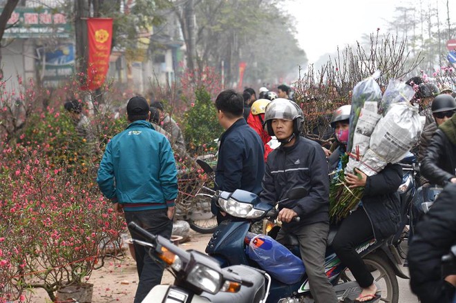 Chợ hoa ngày vẫn tấp nập lúc giữa trưa ngày cuối cùng của năm - Ảnh 5.