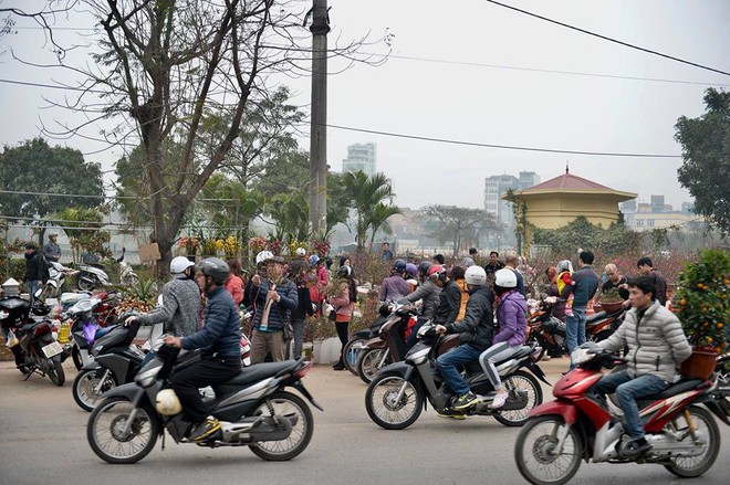 Chợ hoa ngày vẫn tấp nập lúc giữa trưa ngày cuối cùng của năm - Ảnh 10.