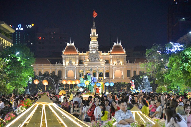 Người dân Sài Gòn, Hà Nội đổ ra đường đón giao thừa - Ảnh 4.