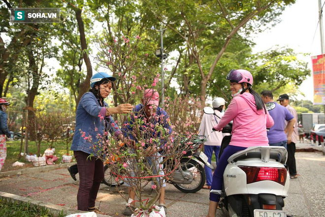 Không bán hết hàng trưa 30 Tết, tiểu thương dùng gậy đập nát chậu hoa, vứt vào thùng rác - Ảnh 7.