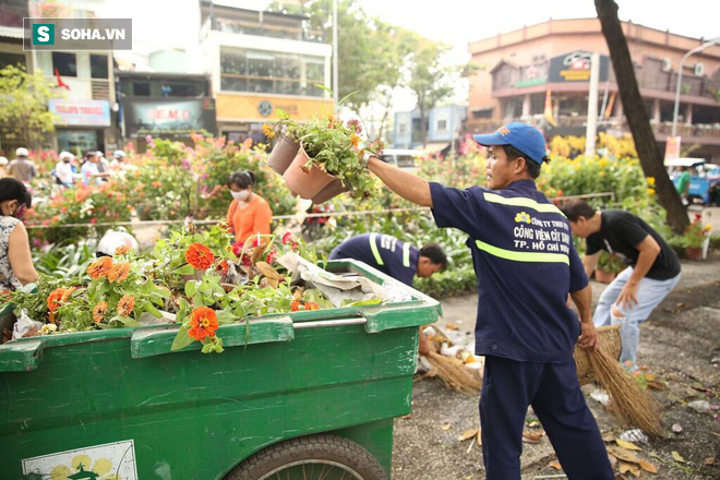 Không bán hết hàng trưa 30 Tết, tiểu thương dùng gậy đập nát chậu hoa, vứt vào thùng rác - Ảnh 19.