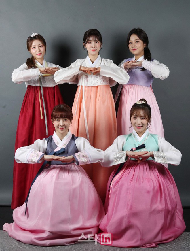 Sao Hàn đón Tết: Idol thi nhau diện hanbok lung linh, Park Shin Hye cùng dàn sao gửi lời chúc trên phim trường - Ảnh 22.