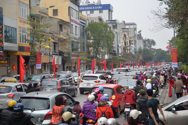 Mùng 1 đẹp trời, người Hà Nội đổ ra đường du xuân, nhiều phố tắc nghẽn - Ảnh 3.