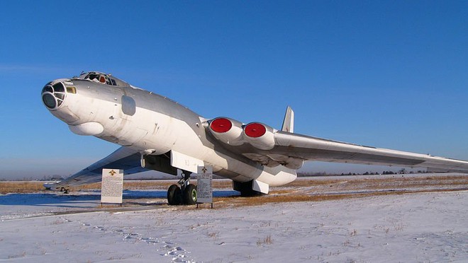 Ảnh: Myasishchev M-4, đối thủ đáng gờm của pháo đài bay B-52 - Ảnh 1.