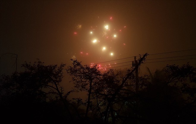 Quảng Bình: Pháo hoa rực sáng, nổ vang trời từ nhiều nhà dân - Ảnh 2.