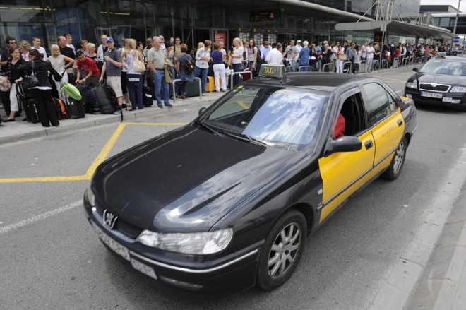 Trốn trại bay đêm, cựu sao Man United lại ăn trộm cả... taxi - Ảnh 2.