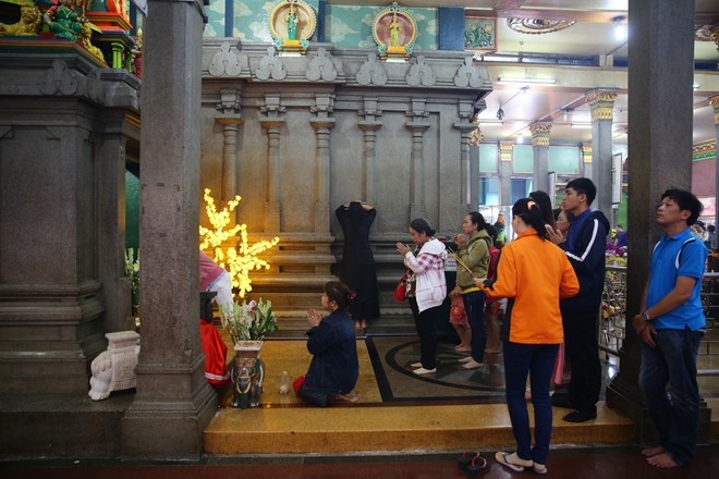 Mồng 3 Tết, người Sài Gòn đi chùa, úp mặt trò chuyện với tường đá trong ngôi đền Ấn giáo trăm tuổi - Ảnh 3.