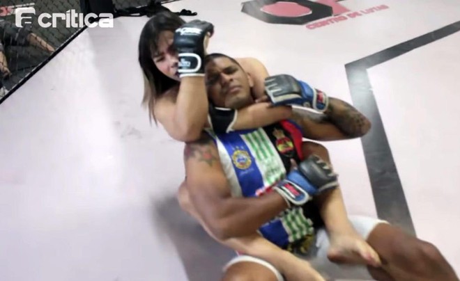 Nữ võ sĩ chuyển giới háo hức chờ ngày ra mắt MMA với đối thủ là nam giới - Ảnh 1.