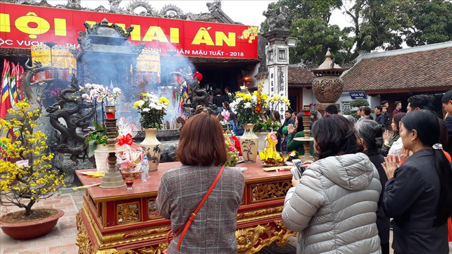 Đền Trần Nam Định tấp nập người đi lễ cầu may đầu năm - Ảnh 2.