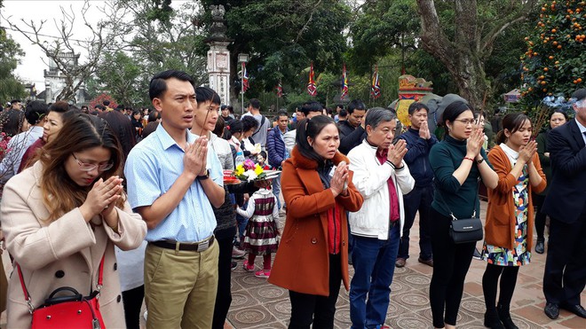 Đền Trần Nam Định tấp nập người đi lễ cầu may đầu năm - Ảnh 3.