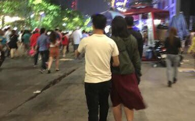 Đêm giao thừa, cặp đôi khiến người đi đường phải liên tục ngoái nhìn Đêm giao thừa, cặp đôi khiến người đi đường phải liên tục ngoái nhìn