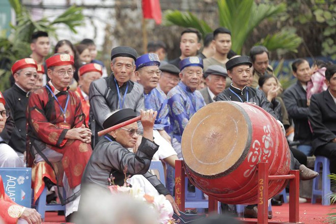 Các cụ già mình trần hào hứng tham gia hội vật cầu ở Hà Nội - Ảnh 5.
