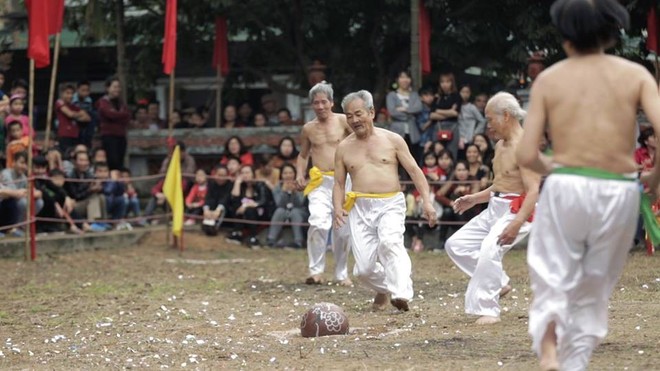 Các cụ già mình trần hào hứng tham gia hội vật cầu ở Hà Nội - Ảnh 6.