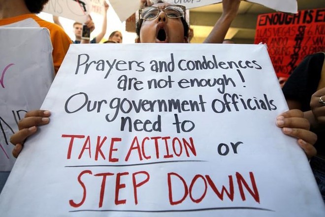 Người dân Mỹ phẫn nộ biểu tình sau vụ xả súng trường học ở Florida - Ảnh 1.